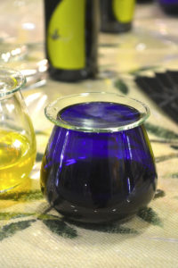 bicchiere-blu-assaggio-olio