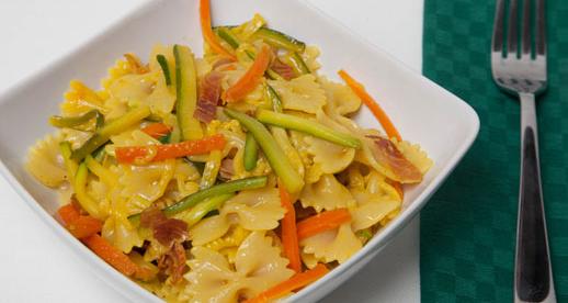 Farfalle allo zafferano, verdure e speck