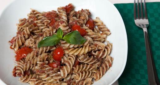 Fusilli al pesto rosso