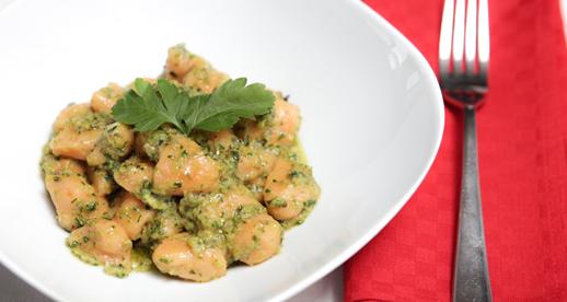 Gnocchi rosa con salsa mediterranea