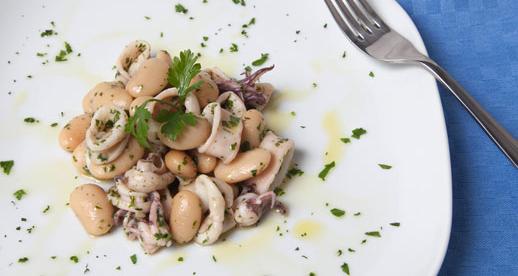 Insalata di calamaretti e fagioli di Spagna