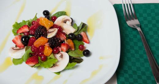 Insalata di funghi champignon e frutti di bosco