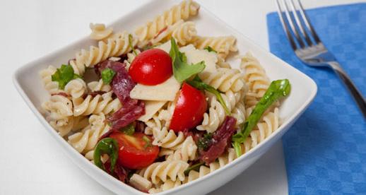 Insalata di pasta fredda alla bresaola