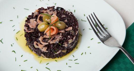 Insalata di riso nero con carpaccio di salmone