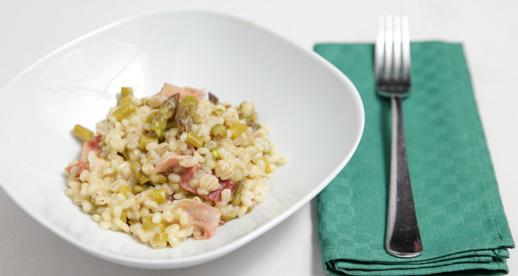 Orzotto con asparagi e speck