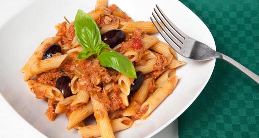 Penne con tonno, pomodoro e olive