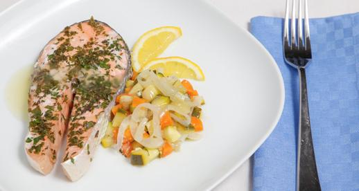 Salmone al forno con dadolata di verdure