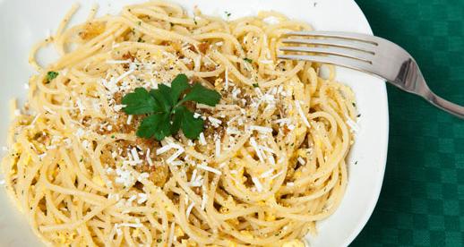 Spaghetti con le acciughe, briciole di pane e uova