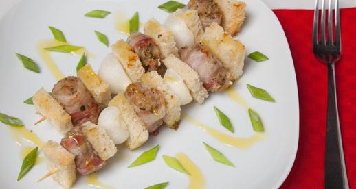 Spiedini di involtini di carne e pane