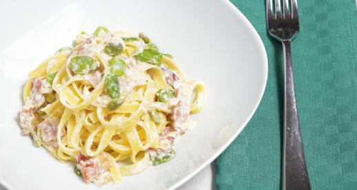 Tagliatelle con fave e pancetta croccante