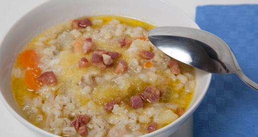 Minestra di orzo con verdure e pancetta